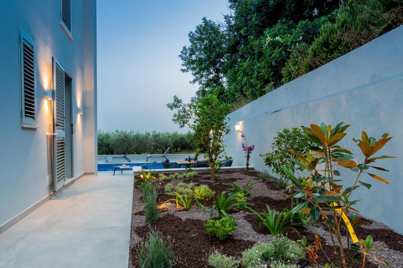 Seaside Elegance Suites Komiza Bagian luar foto