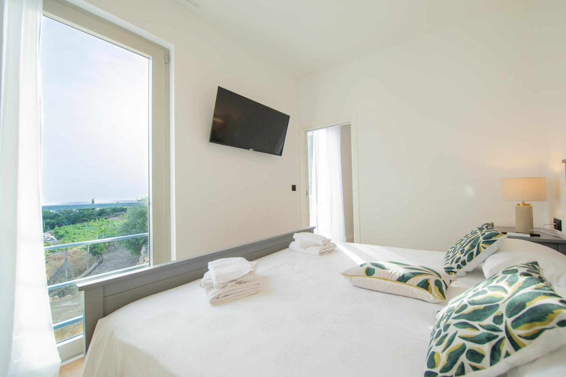Seaside Elegance Suites Komiza Bagian luar foto